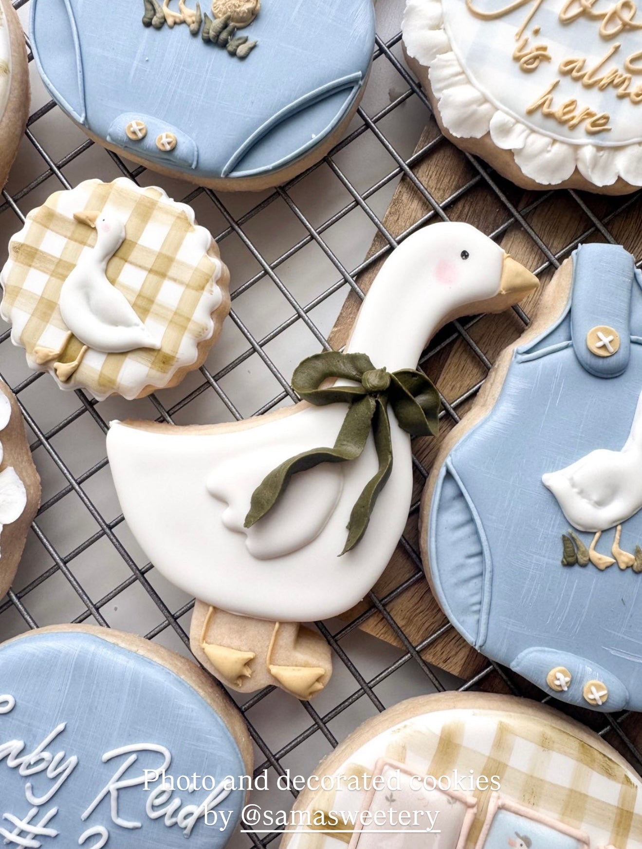Goose with bow cookie cutter