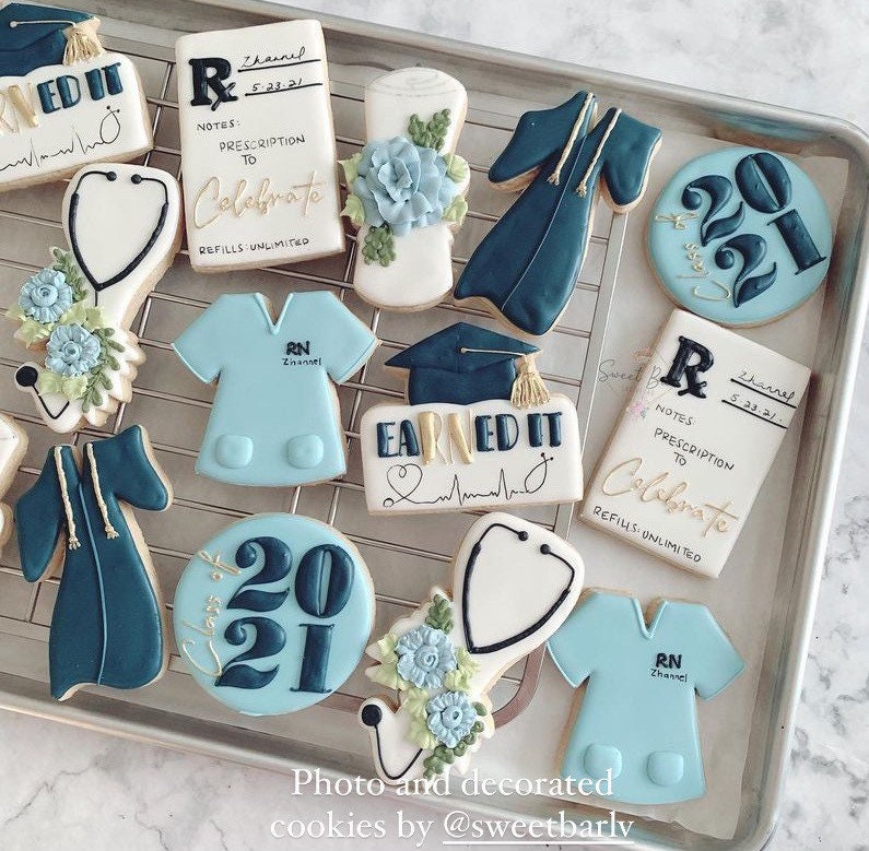 Graduation cap with banner cookie cutter