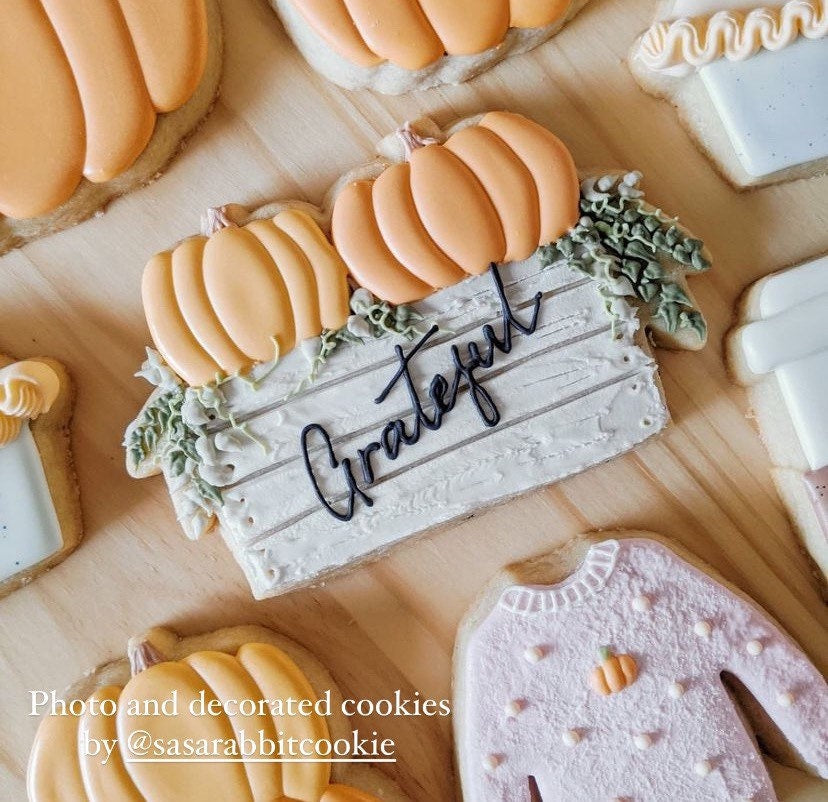 Pumpkin plaque with greenery cookie cutter